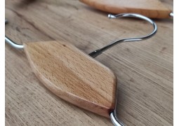 Вішалка з шир. плечем в силіконі і дер. вставкою (колір натур.) 35х3.5см. коробка 100шт